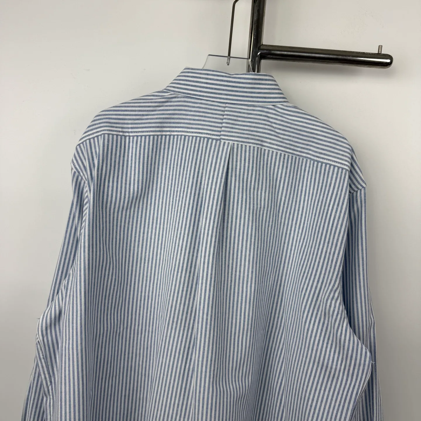 P190 Style No. B25 Ralph Lauren/Ralph Lauren classic colorful small label striped casual shirt 1️⃣Made of high-quality classic striped fabric, the upper body is soft and comfortable, extremely delicate, has a solid, smooth and soft feel. The fabric does not wrinkle, and the feel is invincible. The details are handled perfectly! 2️⃣Adopting the washing process, the workmanship details are perfectly controlled. They are all hemmed with vest technology, and the insides of the sleeves are also used. Different from the four-needle and five-thread workmanship, the collars are also all designed with interlining, showing high-end fashion and individuality, and the style is fashionable, simple and elegant! 3️⃣It is very youthful and energetic, and can be easily worn by both men and women. It is very in line with the fashion aesthetic concepts of today's young people! Color: Striped Blue Sizes: S, M, L, XL